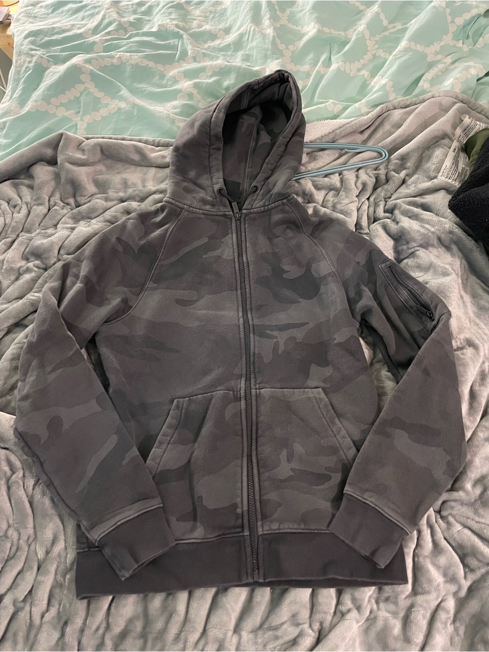 Full-Zip Hooded Jacket in Dark Gray Camo
